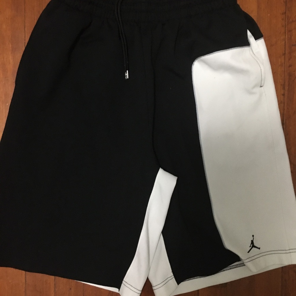 Men’s Jordan basketball shorts in black size large